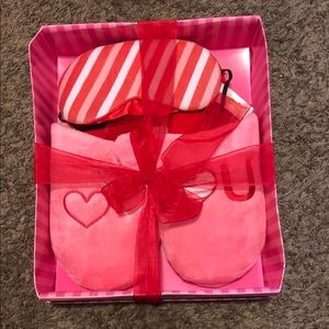 I❤️u slippers with matching eye mask
